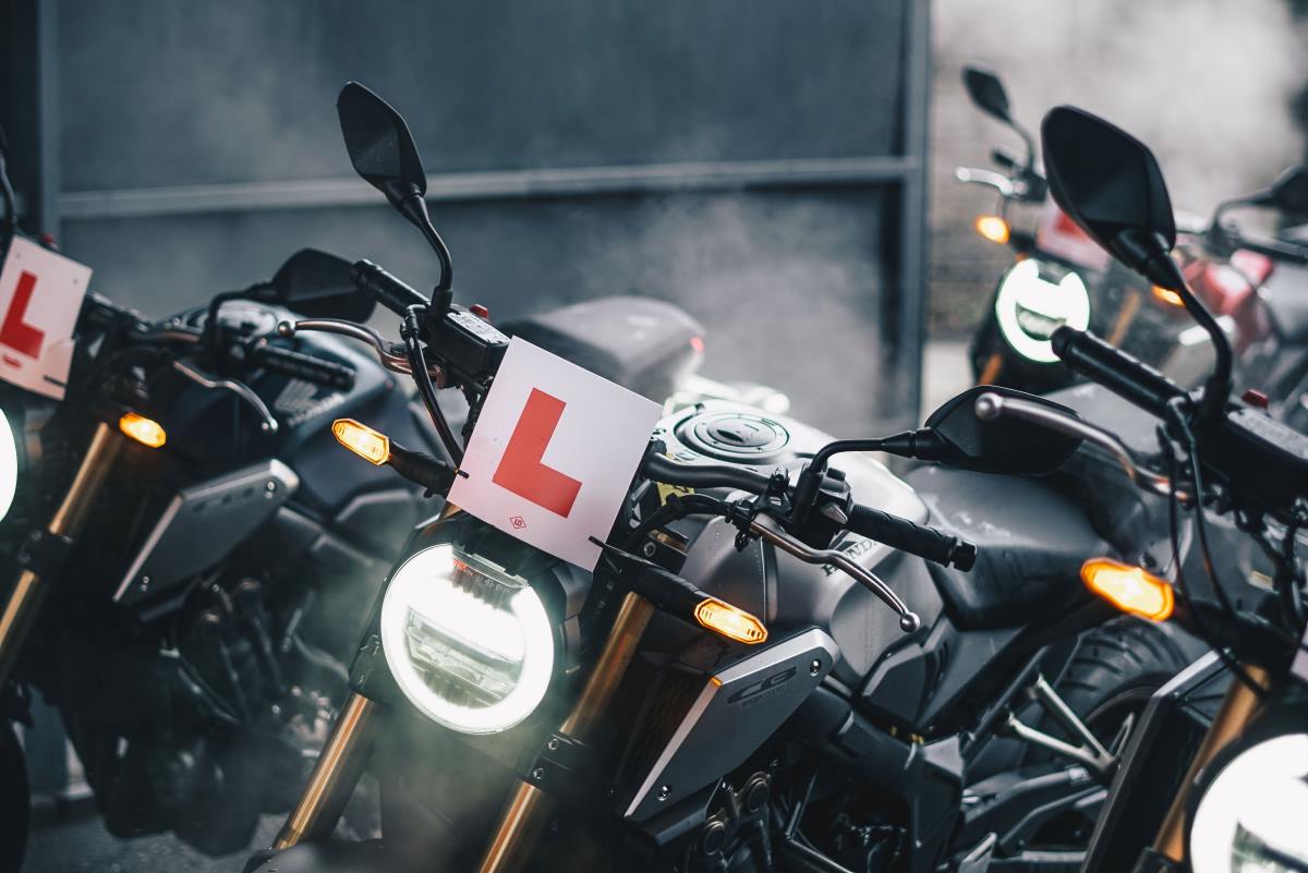 Consejos de seguridad para motociclistas principiantes